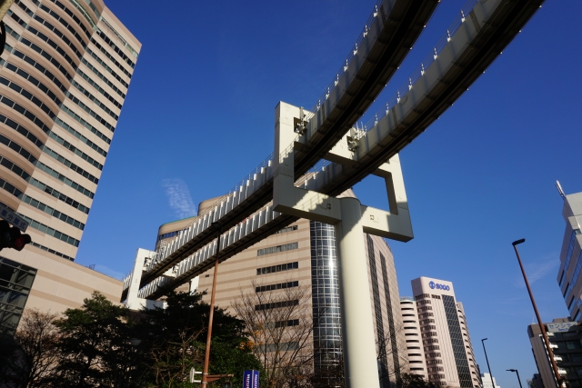 千葉駅近くの百貨店とモノレール